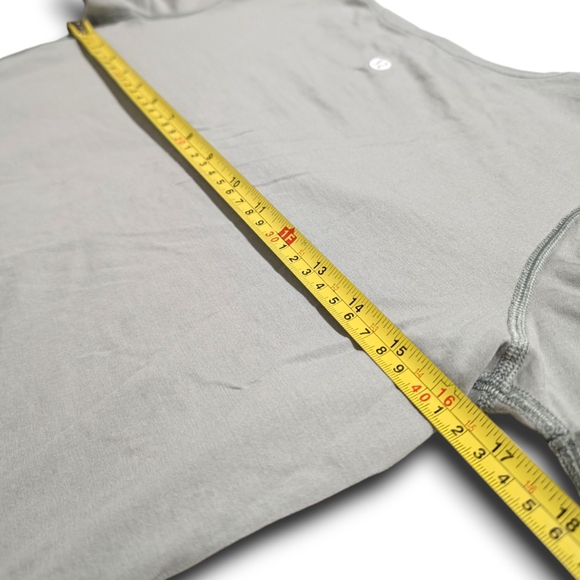Lululemon Shirt Womens Small Sage Green Short Sleeve Cuffed V-Neck Active - Picture 3 of 4
